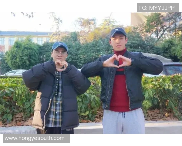 足球明星们用心比心传递爱意与激情的瞬间回顾