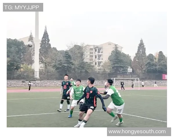 足球明星在比赛中展现技艺与团队合作的精彩瞬间与策略分析